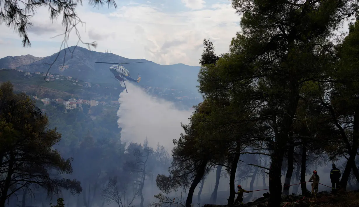 Kebakaran hutan sering terjadi di Yunani dan negara-negara Eropa selatan lainnya selama musim panas dan cuaca yang cenderung kering. (AP Photo/Thanassis Stavrakis)