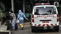 Ambulans yang membawa pasien OTG Covid-19 tiba di Graha Wisata TMII, Jakarta, Selasa (22/6/2021). Lonjakan kasus aktif Corona menyebabkan kapasitas kamar isolasi pasien OTG Covid-19 di Graha Wisata TMII telah terisi penuh usai pada hari ini tercatat kedatangan 6 pasien. (merdeka.com/Iqbal S Nugroho