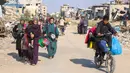 Warga Palestina yang mengungsi melarikan diri dari Beit Lahia di Jalur Gaza utara, melalui jalan utama Salah al-Din di pinggiran Kota Gaza, pada 5 November 2024. (Omar AL-QATTAA/AFP)