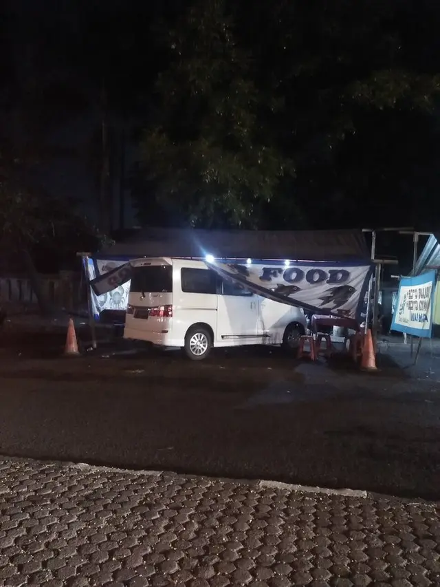 5 Potret Mobil Terjebak Lapak Pecel Lele Ini Bikin Geleng-geleng