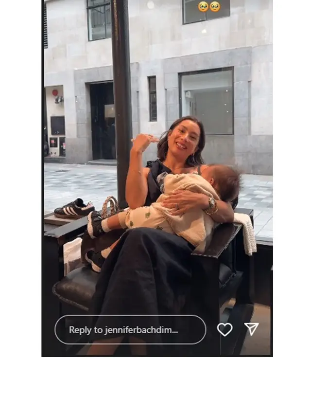 8 Momen Jennifer Bachdim Angkat Stroller Anak saat Liburan di Portugal, Curi Perhatian