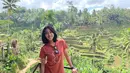 Saat berlibur di Ubud Bali, Nona Berlian terlihat begitu bahagia menikmati keindahan pemandangan yang ada di sana. Saudara kandung Bio One ini kini semakin berparas cantik saja setelah beranjak dewasa. Gaya penampilannya yang simpel ini membuat Nona terlihat trendi.(Liputan6.com/IG/@nonaberlian14)