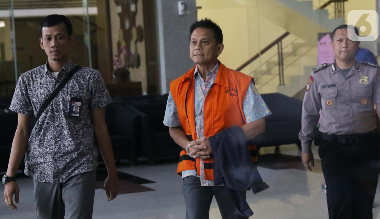 Tersangka kasus dugaan suap pengadaan mesin Rolls-Royce untuk pesawat Airbus milik Garuda Indonesia pada periode 2005-2014, Soetikno Soedarjo (tengah) usai menjalani pemeriksaan lanjutan di Gedung KPK, Jakarta, Selasa (8/10/2019). (Liputan6.com/Helmi Fithriansyah)