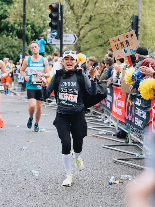 8 Potret Andhika Pratama dan Ussy Sulistiawaty Liburan di London, Ikut Lari Marathon