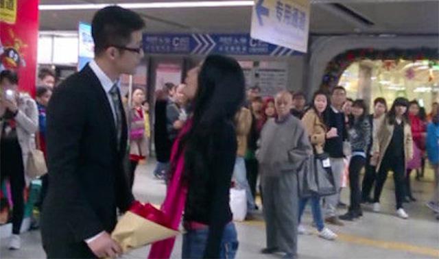 Sepasang kekasih ini saling bertengkar | Photo: Copyright shanghaiist.com
