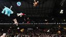 Berbagai macam boneka dilemparkan oleh para penonton sebelum laga lanjutan Euroleague Basketball 2024/2025 antara Partizan Belgrade melawan Maccabi Tel Aviv di Belgrade, Serbia, Jumat (03/01/2025) waktu setempat. (AFP/Oliver Bunic)