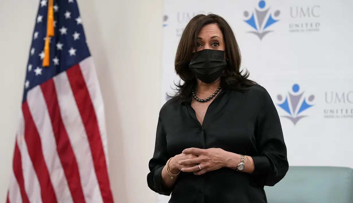 Wakil Presiden Amerika Serikat terpilih Kamala Harris berbicara di hadapan media setelah menerima suntikan vaksin COVID-19 tahap pertama di United Medical Center di area Washington DC, Selasa (29/12/2020). Kamala Harris menerima suntikan pertama vaksin Moderna. (AP Photo/Jacquelyn Martin)