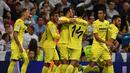 Pemain Villarreal merayakan gol yang dicetak Bruno Soriano ke gawang Real Madrid pada laga La Liga 2016-2017 di Stadion Santiago Bernabeu, Kamis (22/9/2016) dini hari WIB. (AFP/Gerard Julien)