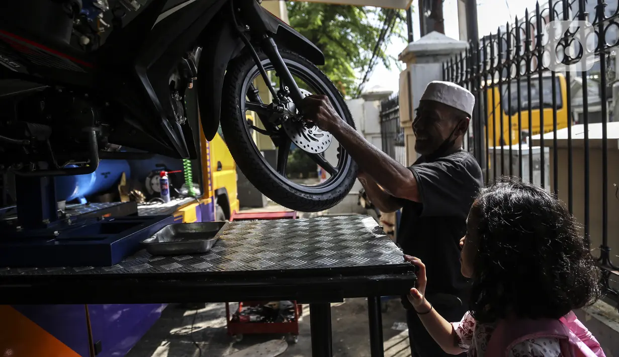 Warga mengikuti pelatihan perbengkelan sepeda motor di Rusun Jatinegara Barat, Jakarta, Kamis (2/6/2022). Pusat Pelatihan Kerja Daerah Jakarta Timur melaksanakan program jemput bola pelatihan perbengkelan secara gratis bagi warga Rusun Jatinegara Barat sebagai upaya mendorong penyiapan tenaga siap kerja dan mengurangi angka pengangguran. (Liputan6.com/Johan Tallo)