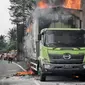 Truk Box Bermuatan Paket JNE Terbakar Di Tol Tangerang-Merak. (Sabtu, 03/04/2021). (Dokumentasi PJR Korlantas Polri Tol Tangerang-Merak).