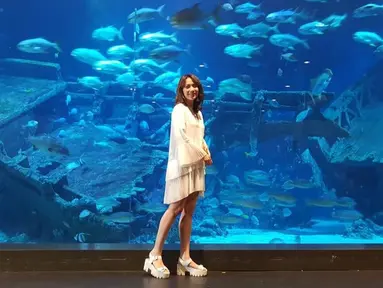 Meski menggunakan busana serba putih penampilan BCL tetap terlihat kece. Ditambah dengan latar akuarium besar pada foto tersebut, semakin menonjolkan bangimana santainya BCL ketika sedang berlibur. (Liputan6.com/IG/@bclsinclair)