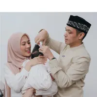 Momen akikah anak ketiga Alyssa Soebandono dan Dude Harlino. (sumber: Instagram/ichasoebandono)