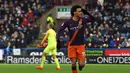 Selebrasi yang dilakukan oleh Leroy Sane usai menjebol gawang Huddersfield pada laga lanjutan Premier League yang berlangsung di stadion John Smith, Huddersfield, Minggu (20/1). Manchester City menang 3-0 atas Huddersfield. (AFP/Paul Ellis)