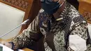 Menteri Perindustrian Agus Gumiwang Kartasasmita menyampaikan paparannya saat rapat kerja dengan Komisi VII DPR di Kompleks Parlemen, Senayan, Jakarta, Rabu (2/2/2022). Rapat membahas program Kemenperin tahun 2022 serta evaluasi kinerja Kemenperin tahun 2021. (Liputan6.com/Angga Yuniar)
