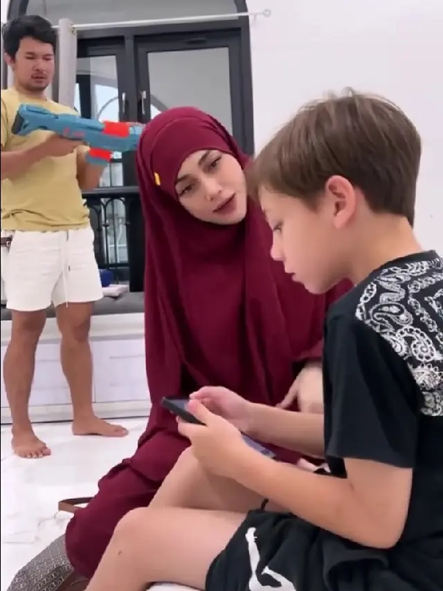 Potret Cantiknya Celine Evangelista Berhijab Merah (credit: instagram/selvydevi_27)