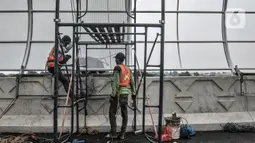 Aktivitas pekerja saat menyelesaikan pembangunan instalasi Flyover Cakung, Jakarta Timur, Selasa (16/3/2021). Progres pembangunan flyover yang menghubungkan kawasan Duren Sawit dengan Cakung tersebut saat ini telah mencapai 96,44 persen. (merdeka.com/Iqbal S. Nugroho)