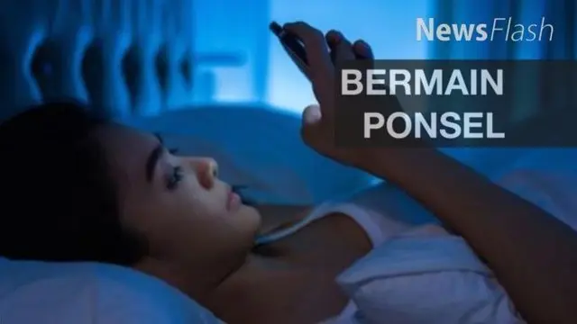 Bermain ponsel sambil berbaring di tempat tidur pada malam hari bisa mendatangkan malapetaka bagi mata kita