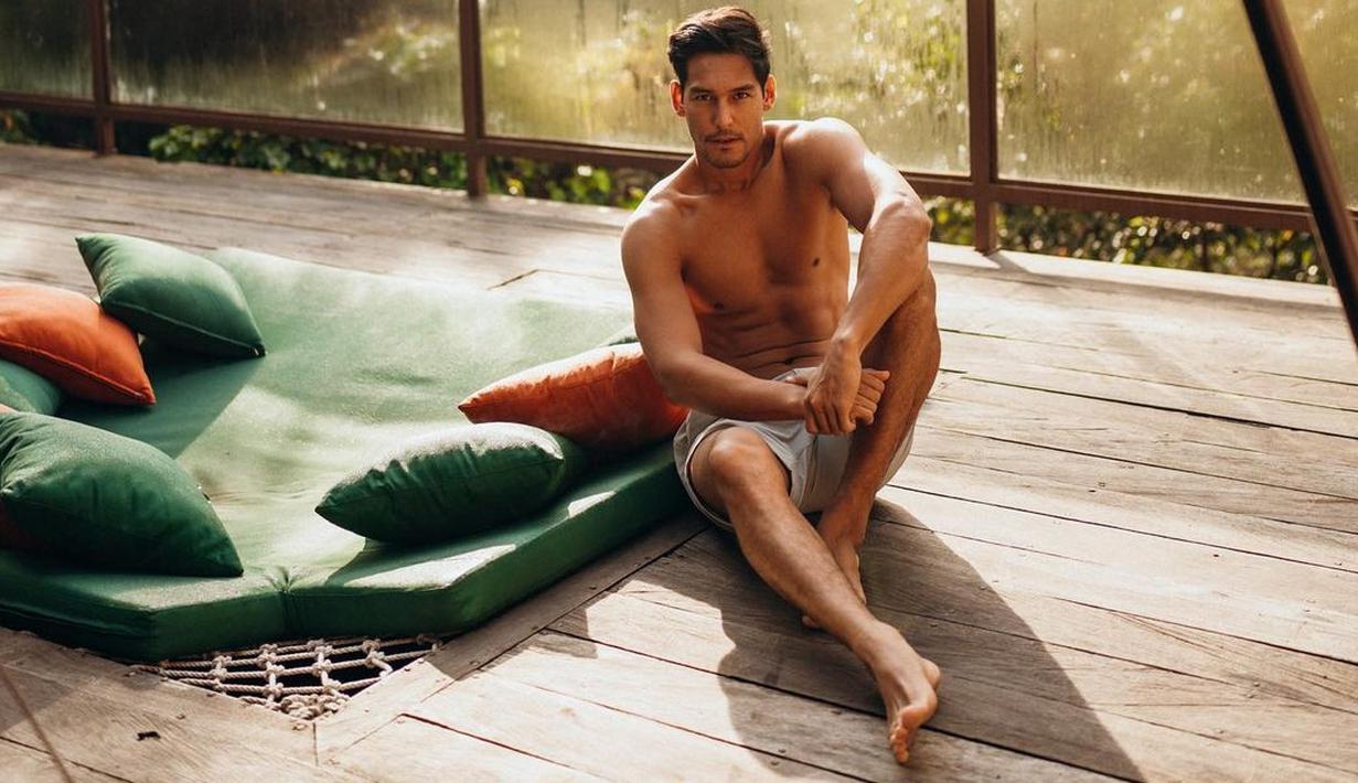 <p>Richard Kyle juga memperlihatkan wajah tampan dan pesona eksotisnya dengan momen golden hour ini. (FOTO: instagram.com/claus_schmidtt/)</p>