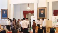 Presiden Joko Widodo atau Jokowi beserta Wakil Presiden Ma'ruf Amin membayarkan zakat melalui Badan Amil Zakat Nasional (BAZNAS) di Istana Negara Jakarta, Selasa (28/3/2023). (Liputan6.com/Lizsa Egeham)
