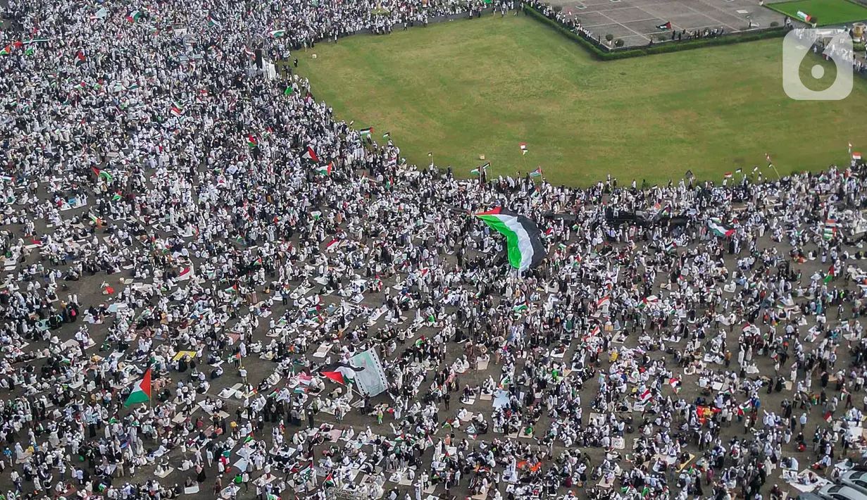 Ribuan massa menggelar salat subuh dan aksi solidaritas mendoakan Palestina yang masih digempur Israel. (Liputan6.com/Angga Yuniar)