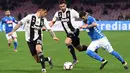 Pemain Napoli, Elseid Hysaj, berusaha melewati pemain Juventus pada laga Serie A di Stadion San Paolo, Minggu (3/3). Juventus menang 2-1 atas Napoli. (AP/Ciro Fusco)