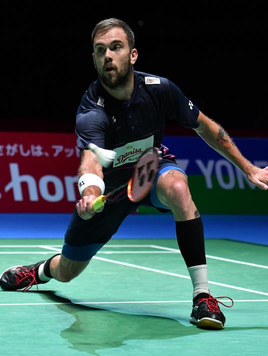 Tunggal putra  Denmark, Jan O Jorgensen mengembalikan kok ke Jonatan Christie dari Indonesia dalam babak semifinal Jepang Terbuka 2019  di Tokyo (27/7/2019). Jonatan Christie melaju ke final setelah menang 21-14 dan 21-14 atas Jan O Jorgensen. (AFP Photo/Toshifumi Kitamura)