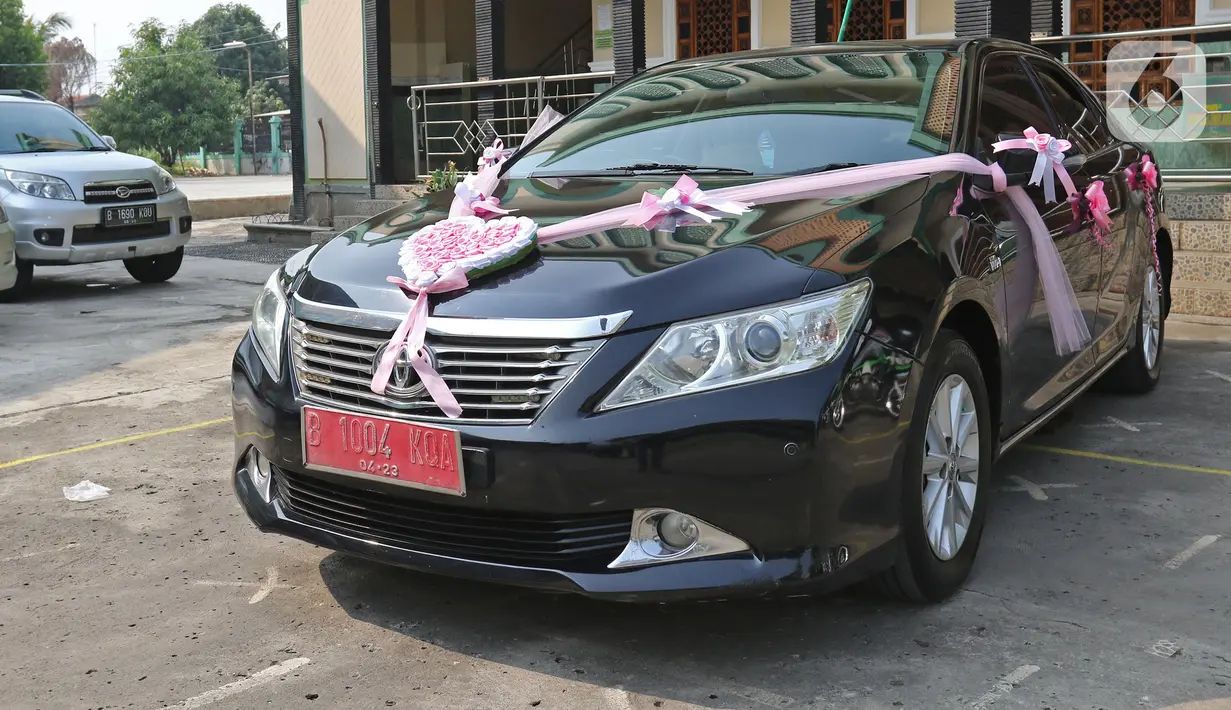 Mobil dinas Pemkot Bekasi yang digunakan untuk mengantarkan pengantin di kawasan Bekasi, Jawa Barat, Sabtu (12/9/2020). Wakil Wali Kota Bekasi menyediakan fasilitas gratis mobil dinas pada hari Sabtu dan Minggu untuk antar jemput pengantin saat pandemi COVID-19. (Liputan6.com/Herman Zakharia)