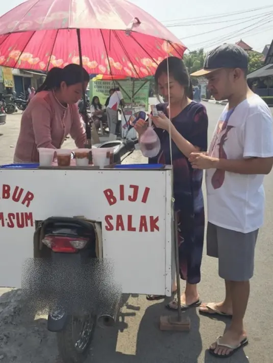 Perempuan kelahiran 29 Agustus 1989 juga tak gengsi jajan pinggir jalan. Ia melarisi penjual bubur sumsum yang berjualan naik motor. Momen Sarwendah beli jajan pinggir jalan ini curi perhatian. (Liputan6.com/IG/sarwendah29)