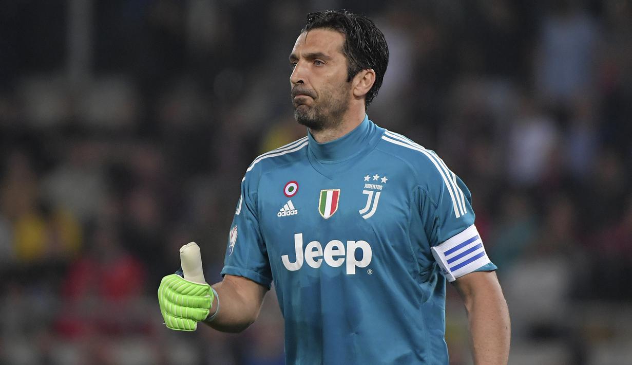 Gianluigi Buffon. Kiper 43 tahun ini didatangkan Juventus dari Parma pada 2001/2002 dengan nilai transfer 52 juta euro. Sempat hijrah ke PSG selama 1 musim pada 2018/2019, Buffon kembali ke Juventus selama 2 musim hingga musim lalu. Musim ini ia kembali ke Parma di Serie B. (Foto: AFP/Tiziana Fabi)