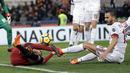 Aksi pemain Roma, Patrik Schick (kiri) saat berebut bola dengan pemain AC Milan, Leonardo Bonucci pada lanjutan Serie A di Rome Olympic stadium, (25/2/2018). AC Milan menang 2-0. (AP/Alessandra Tarantino)
