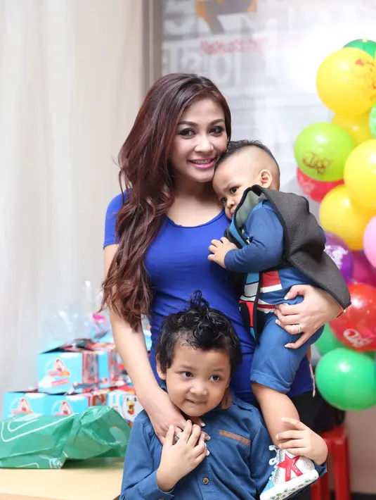 Virnie Ismail resmi dinikahi Ferry Indrayudha pada Februari 2010. Dari pernikahannya, ia dikaruniai dua orang anak, Eldiv Omarion Indrayudha dan Endevour Aisy Hafiy atau Deva. (Andy Masela/Bintang.com)