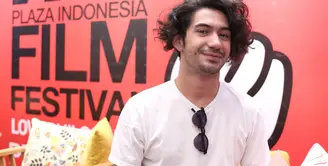 Saat bulan puasa, suatu keindahan perbedaan keyakinan bisa dirasakan di keluarga Reza Rahadian. Meski berbeda keyakinan, tidak dijadikan masalah dalam keluarga inti maupun keluarga besarnya. (Daniel Kampua/Bintang.com)