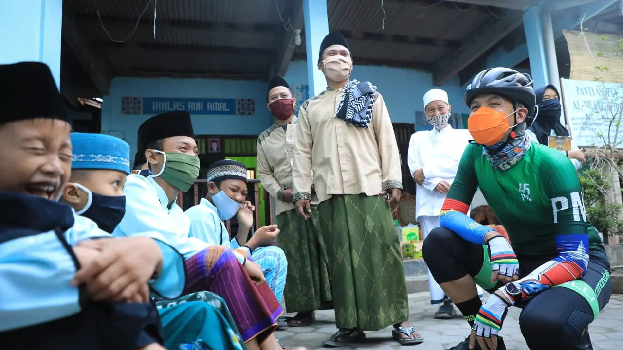 Gubernur Jateng Ganjar Pranowo, saat bercanda dengan santri dalam mengisi waktu jelang berbuka puasa. (Foto: Liputan6.com/Felek Wahyu)