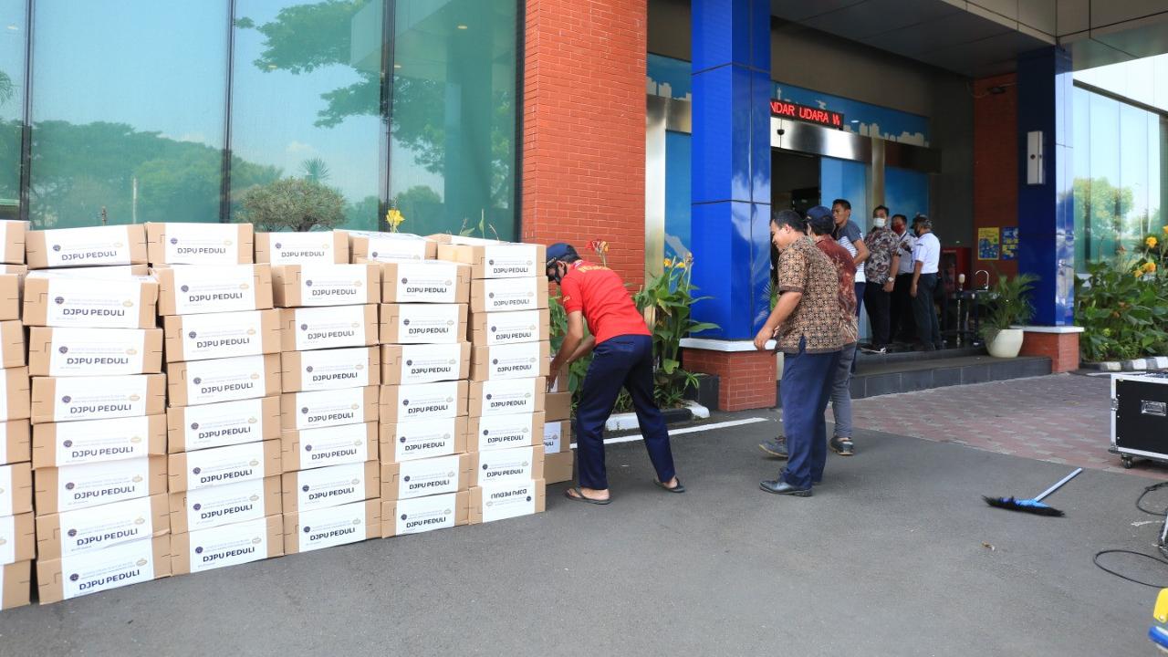 Otoritas Bandara Wilayah I Klas Utama mendistribusikan 650 paket sembako kepada pekerja yang terdampak wabah Corona