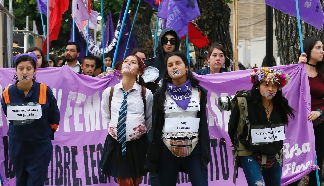 Para wanita saat berunjuk rasa menentang kekerasan gender pada Hari Internasional untuk Penghapusan Kekerasan terhadap Perempuan, di Valparaiso, Chile, (25/11). (REUTERS/Rodrigo Garrido)