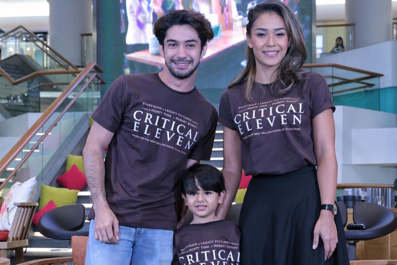 Romantisme Reza Rahadian Dan Adinia Wirasti Bikin Baper News Entertainment Fimela Com