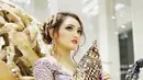 Penyanyi dan juga aktris ini sukses memadukan musik pop dengan budaya Indonesia. Terlihat dari begitu kerapnya Tara berpakaian kebaya saat mengisi acara-acara. (Liputan6.com/IG/@taraadia)