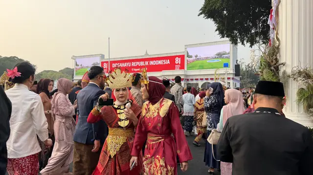 Upacara HUT RI, Warga Berpakaian Adat Mulai Tiba di Istana Merdeka