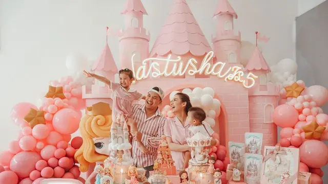 Momen Chelsea Olivia Rayakan Ulang Tahun Nastusha, Dekorasi Serba Pink. (Sumber: Instagram/chelseaoliviaa dan Instagram/glennalinskie)