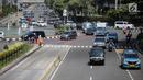 Sejumlah kendaraan melintas di Jalan Merdeka Barat, Jakarta, Rabu (19/6/2019). Hari ini jalan tersebut dibuka untuk umum di tengah berlangsungnya sidang ketiga sengketa Pilpres 2019. (Liputan6.com/Faizal Fanani)