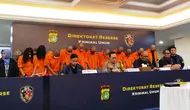 Polda Metro Jaya menangkap 11 orang pelaku judi online di Kelurahan Tanjung Burung, Teluknaga, Kabupaten Tangerang, Banten. (Liputan6.com/Ady Anugrahadi)