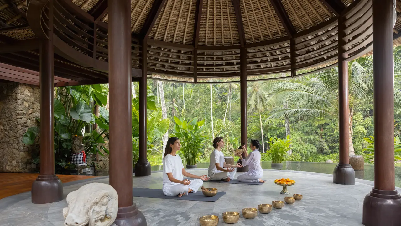 Healing di Program Disconnect to Reconnect Mandapa Ritz-Carlton Reserve