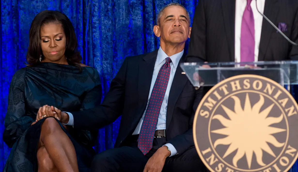 Presiden AS ke-44 Barack Obama bersama istrinya Michelle Obama saat upacara peresmian di Galeri Potret Nasional Smithsonian, Washington DC (12/2). (Mark Wilson/Getty Images/AFP)