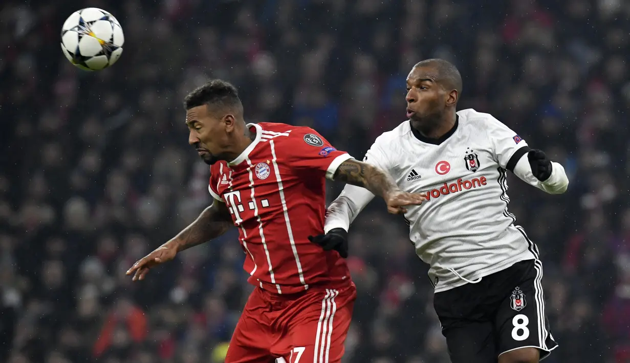 Bek Bayern Munchen, Jerome Boateng, duel udara dengan gelandang Besiktas, Ryan Babel, pada laga Liga Champions di Stadion Allianz Arena, Munchen, Selasa (20/2/2018). Munchen menang 5-0 atas Besiktas. (AFP/Thomas Kienzle)