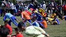 Siswa mengikuti permainan tradisional tarik upih pinang (tarek situek) pada Festival Permainan Tradisional Anak di Desa Wisata Lubok Sukon, Kecamatan Ingin Jaya, Aceh Besar, Aceh, Sabtu (25/7/2026). (AFP/ Chaideer Mahyuddin)