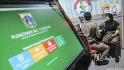 Tenaga kesehatan menjalani pemeriksaan sebelumn vaksinasi  booster di Puskesmas Kecamatan Cilincing, Jakarta Utara, Senin (9/8/2021). Menkes Budi Gunadi Sadikin mengatakan vaksin booster untuk tenaga kesehatan (nakes) ditargetkan selesai pada minggu kedua Agustus 2021. (merdeka.com/Iqbal S. Nugroho)
