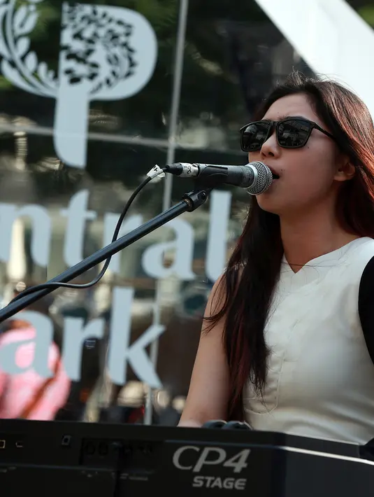 Isyana mengucapkan terima kasih di tengah penampilannya kepada para penonton yang telah menyaksikan performanya yang mengesankan hari itu. (Deki Prayoga/Bintang.com)