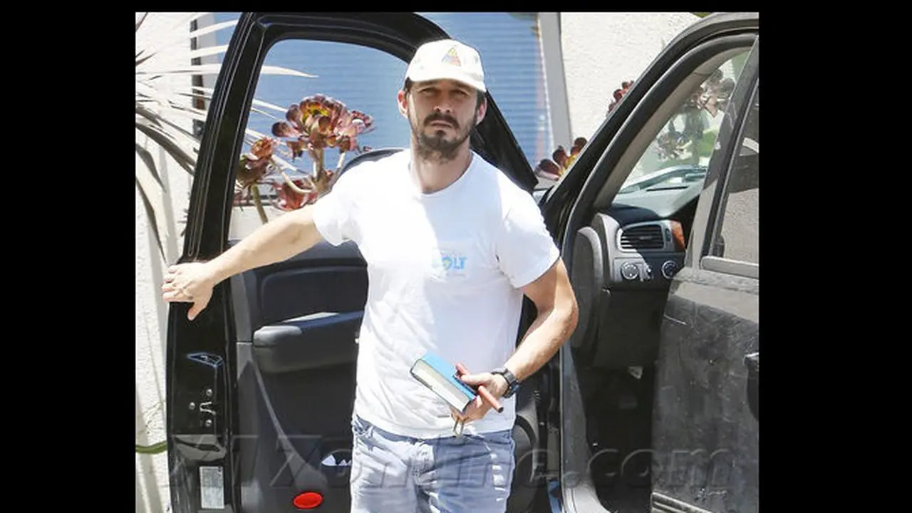 Shia LaBeouf Masuk Panti Rehabilitasi, Kecanduan Alkohol?