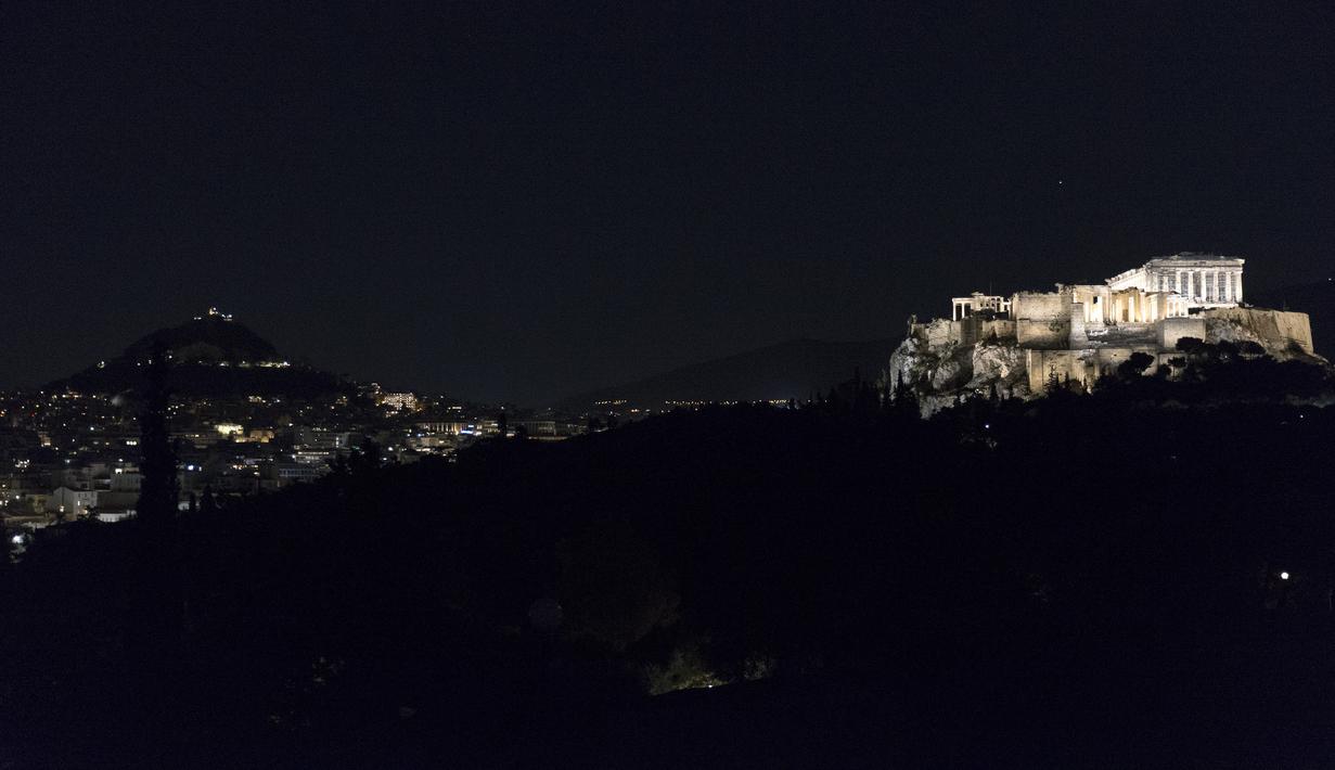 Acropolis dan Parthenon terlihat diterangi dengan sistem pencahayaan baru di Athena, Yunani (30/9/2020). Sistem pencahayaan baru di Acropolis dan Parthenon tersebut, yang menggunakan perlengkapan pencahayaan LED berdaya rendah, diluncurkan pada Rabu (30/9). (Xinhua/Marios Lolos)