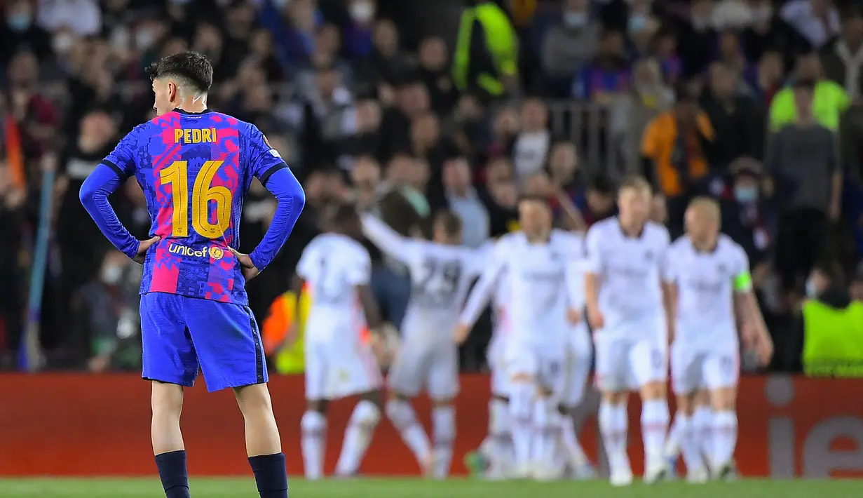 Gelandang Barcelona, Pedri, bereaksi selama pertandingan leg 2 perempat final Liga Europa melawan Eintracht Frankfurt di Camp Nou, Jumat (15/4/2022). Kiprah Barcelona di Liga Europa harus terhenti di babak perempat final setelah kalah 2-3 dari Eintracht Frankfurt. (LLUIS GEN / AFP)